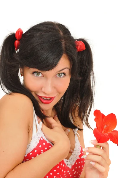 Dívka s červeným květem, při pohledu na fotoaparát — Stock fotografie