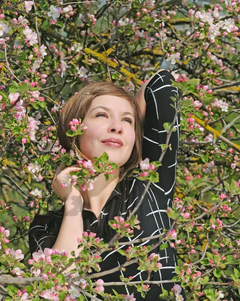 開花アップル ツリーの背景に肖像画の女の子 — ストック写真