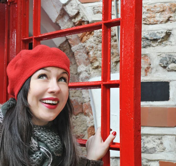 Retrato de jovem mulher em chapéu vermelho — Fotografia de Stock