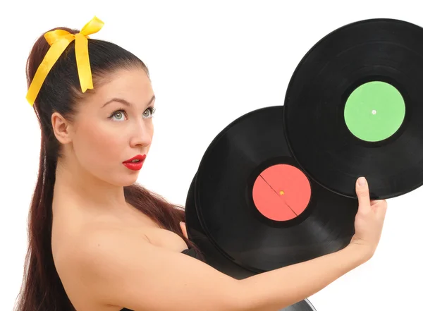 Красивая длинноволосая девушка предлагает послушать ретро виниловые диски — стоковое фото