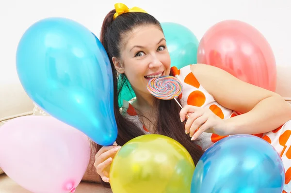 Snygg tjej med ballonger och godis — Stockfoto