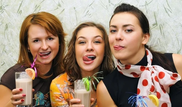 Three beautiful fresh joyful young girls drink cocktails with fr — Stock Photo, Image
