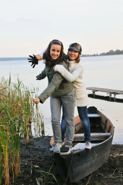 Zwei hübsche Mädchen auf dem Boot — Stockfoto