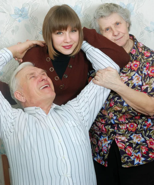 Счастливые бабушка и дедушка и внучка — стоковое фото