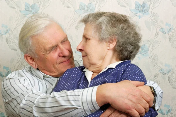 Šťastný 70s muži obejmout její whife — Stock fotografie