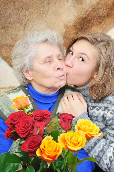 Flicka kysste mormor — Stockfoto