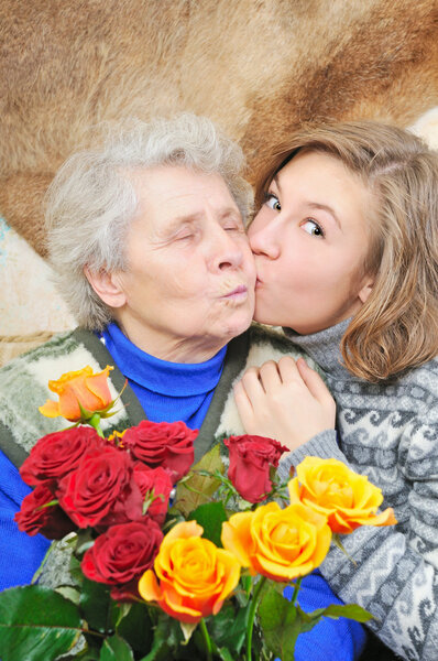 Девочка поцеловала бабушку
