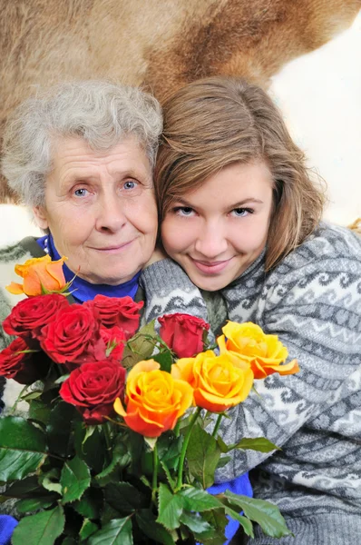 Petite-fille avec grand-mère — Photo