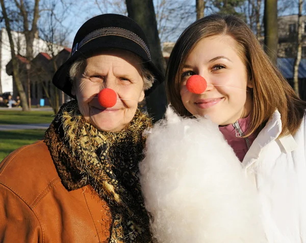 Portrét vnučka a babička s klaunem nosy odpočinek v au — Stock fotografie