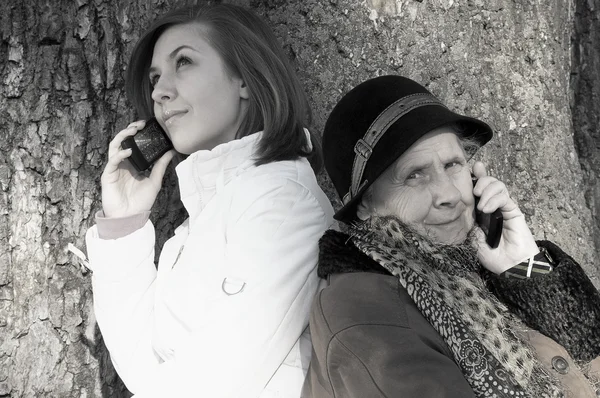 Portrét vnučka a babička mluví Mobile — Stock fotografie
