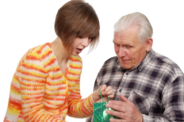 Dědeček a vnučka s dárek — Stock fotografie