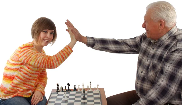 Дедушка и внучка идут на компромисс в шахматах — стоковое фото