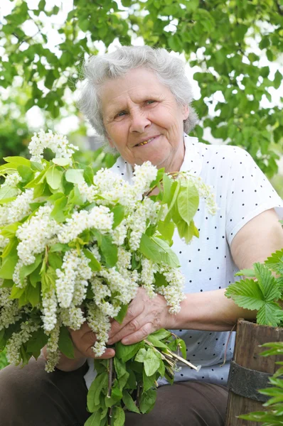 Nonna dietro bouquet di fiori bianchi — Foto Stock