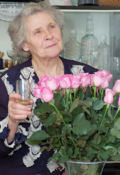 Setenta anos de idade mulher com bocal na mão — Fotografia de Stock