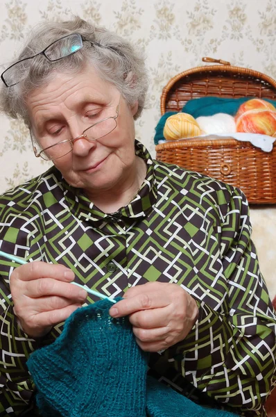 Spectacled grandmother to crochet cardigan — Stock Photo, Image
