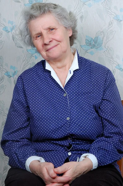 70 jaar oude vrouw die lacht — Stockfoto