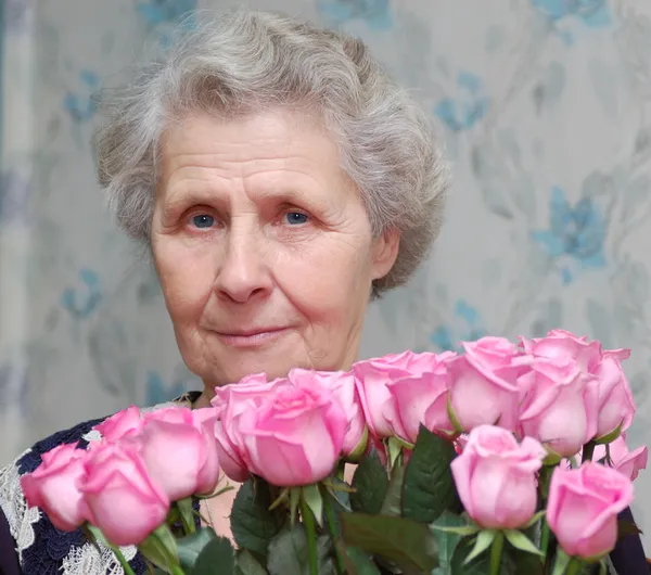 Oma achter boeket van roze roos — Stockfoto