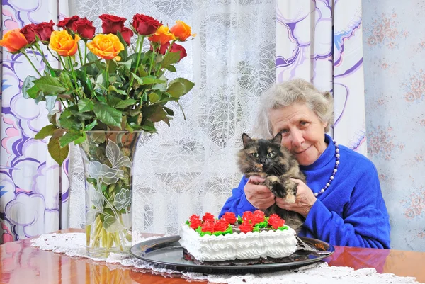 Äldre kvinna med katt — Stockfoto