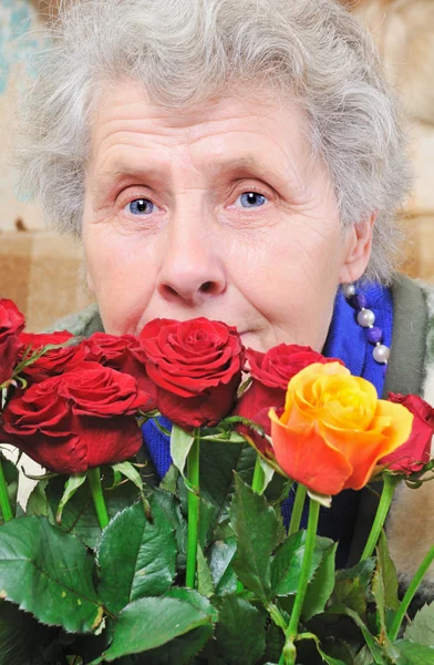 Donna anziana sognante — Foto Stock