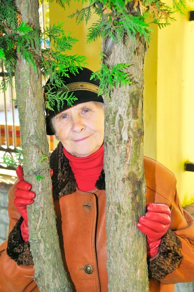 Ηλικιωμένη γυναίκα μεταξύ των δέντρων — Φωτογραφία Αρχείου