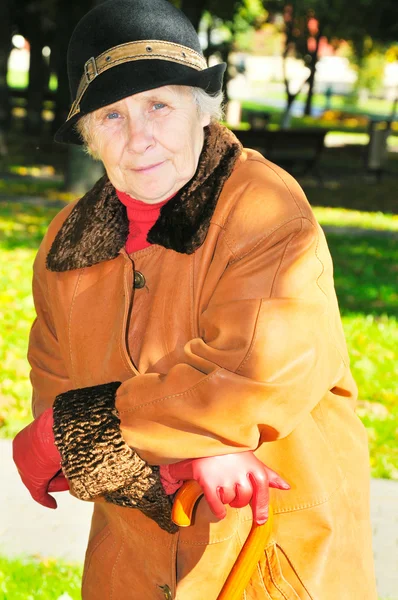 Oudere vrouw in park — Stockfoto