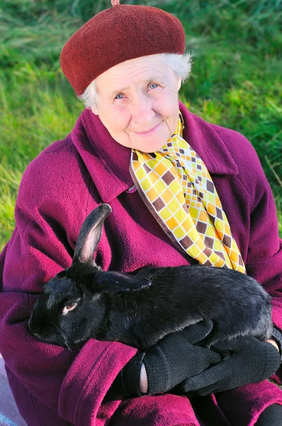 Стара жінка з чорним кроликом — стокове фото