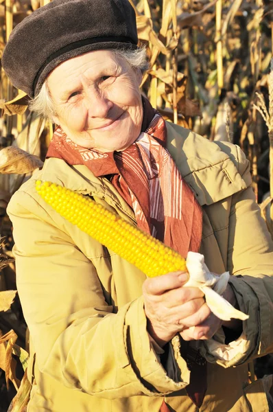Glückliche Großmutter mit Mais — Stockfoto