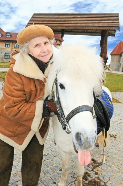 Lycklig farmor med ponny — Stockfoto