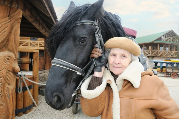Портрет бабусі і коня — стокове фото