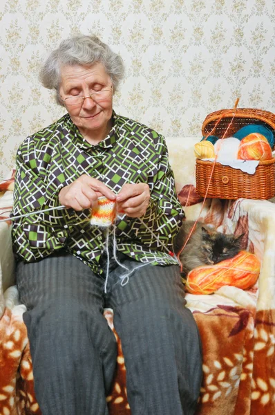 Διοπροφόρος γιαγιά δεσμεύει ζακέτα — Φωτογραφία Αρχείου