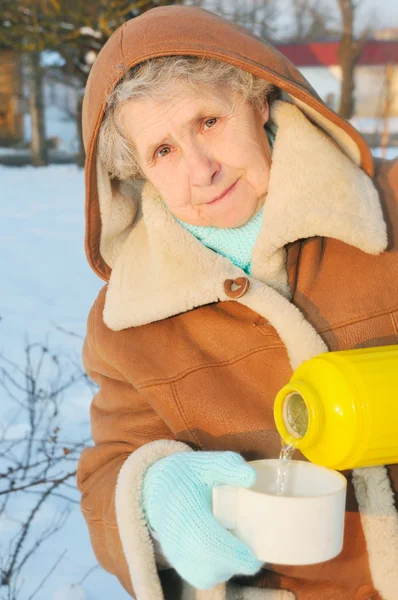 Šťastná babička s termosky — Stock fotografie