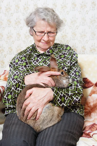 与兔子的祖母 — 图库照片