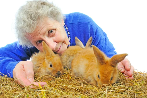 Donna anziana con coniglio — Foto Stock