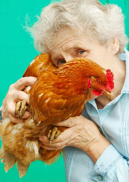 Πορτρέτο της γιαγιάς με ένα κόκκορα — Φωτογραφία Αρχείου