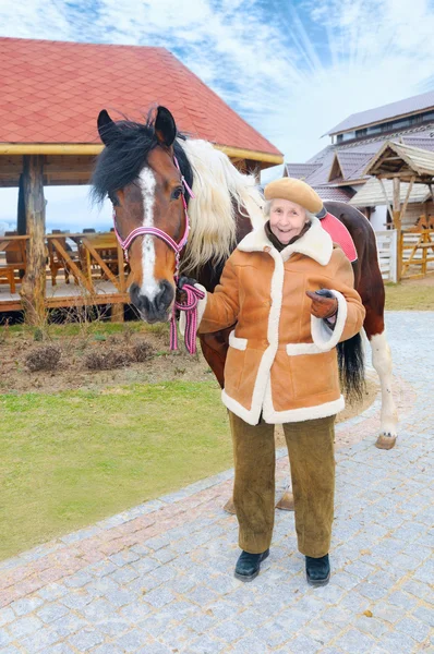 Oma neben Pferd — Stockfoto