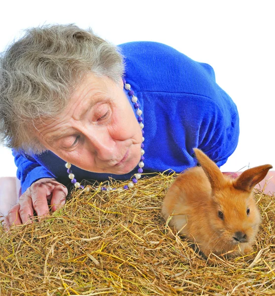 Mujer mayor con un conejo — Foto de Stock