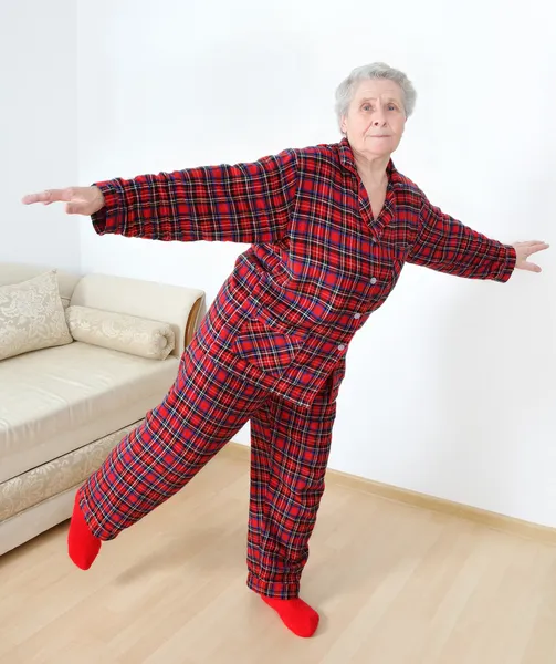 Elderly lady doing gymnastics — Stock Photo, Image