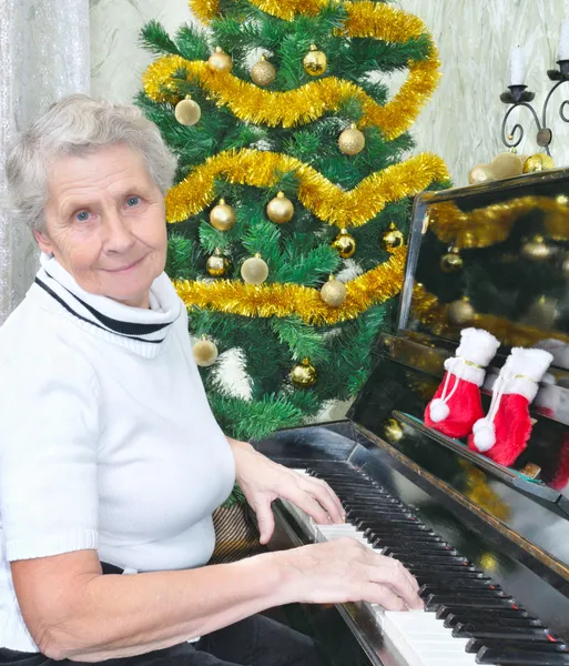 Gülümseyen granny çal Piyano — Stok fotoğraf