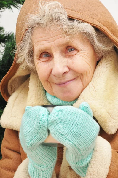 Feliz abuelita bebiendo té caliente — Foto de Stock