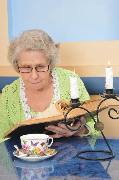 Äldre dam som håller en bok — Stockfoto