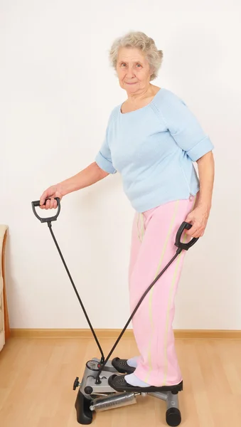Büyükanne sabah egzersiz yapın — Stok fotoğraf