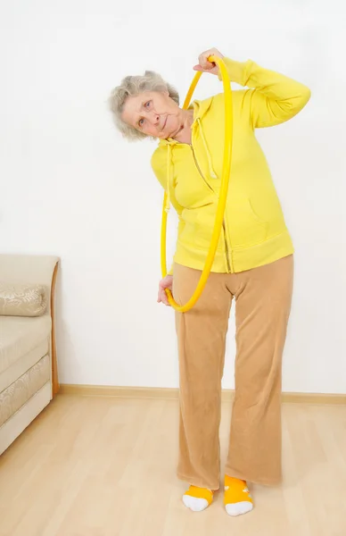 Старша леді робить гімнастику з тулубом — стокове фото