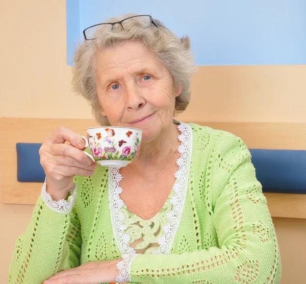 Äldre kvinna med kopp te — Stockfoto