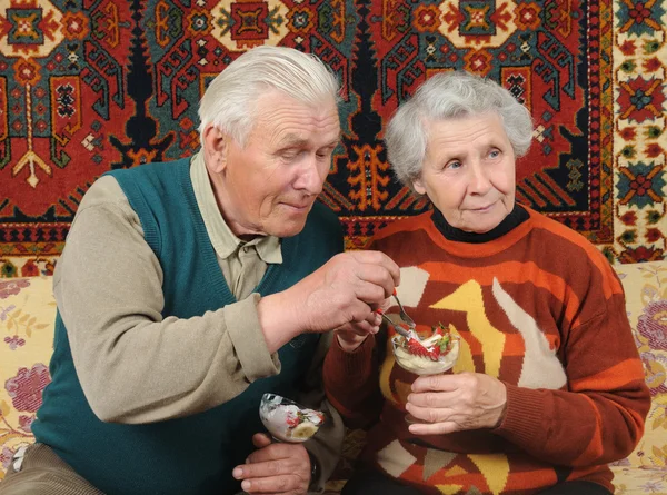 Büyükbaba büyükanne rummer gelen çilek al — Stok fotoğraf
