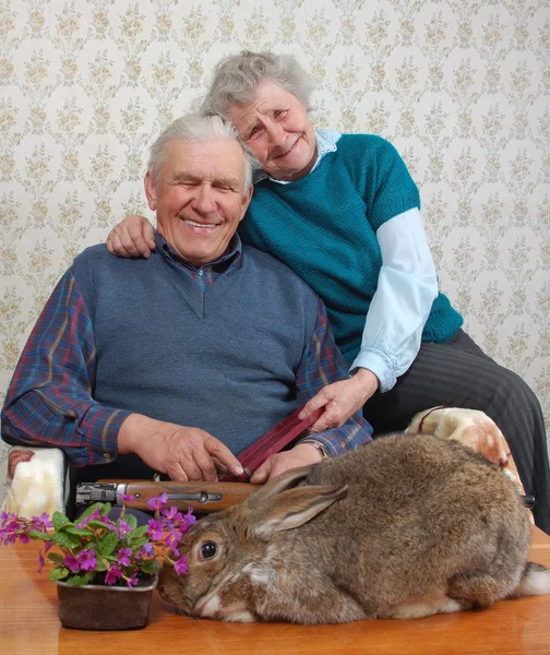 Mormor och grand-pappa skratta åt en kanin — Stockfoto
