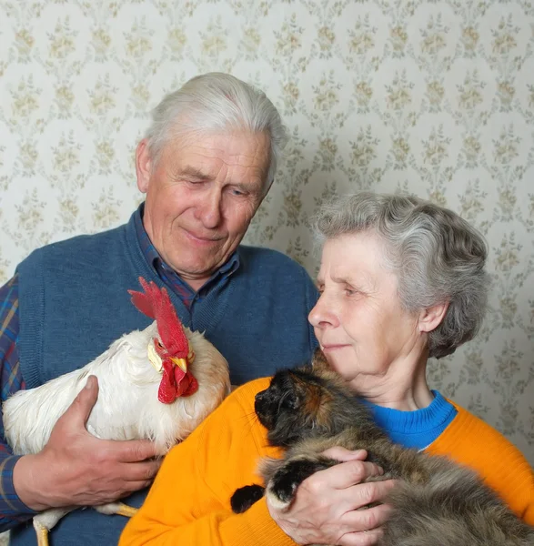 Großvater mit Hahn und Großmutter mit Muschi-Katze — Stockfoto