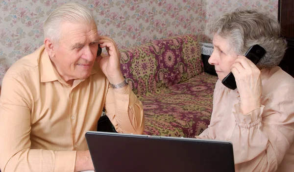 Пожилые пары сплетничают о чем-то по телефону — стоковое фото
