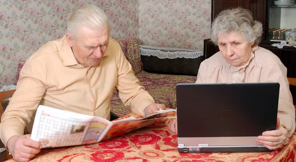 Old couplen reading hot news — Stok fotoğraf