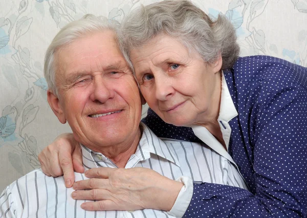 Mutlu gülümseyen yaşlı çift portresi — Stok fotoğraf