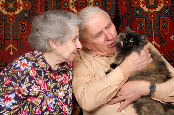 Kedi ile yetmiş yıl yaşlı çift — Stok fotoğraf
